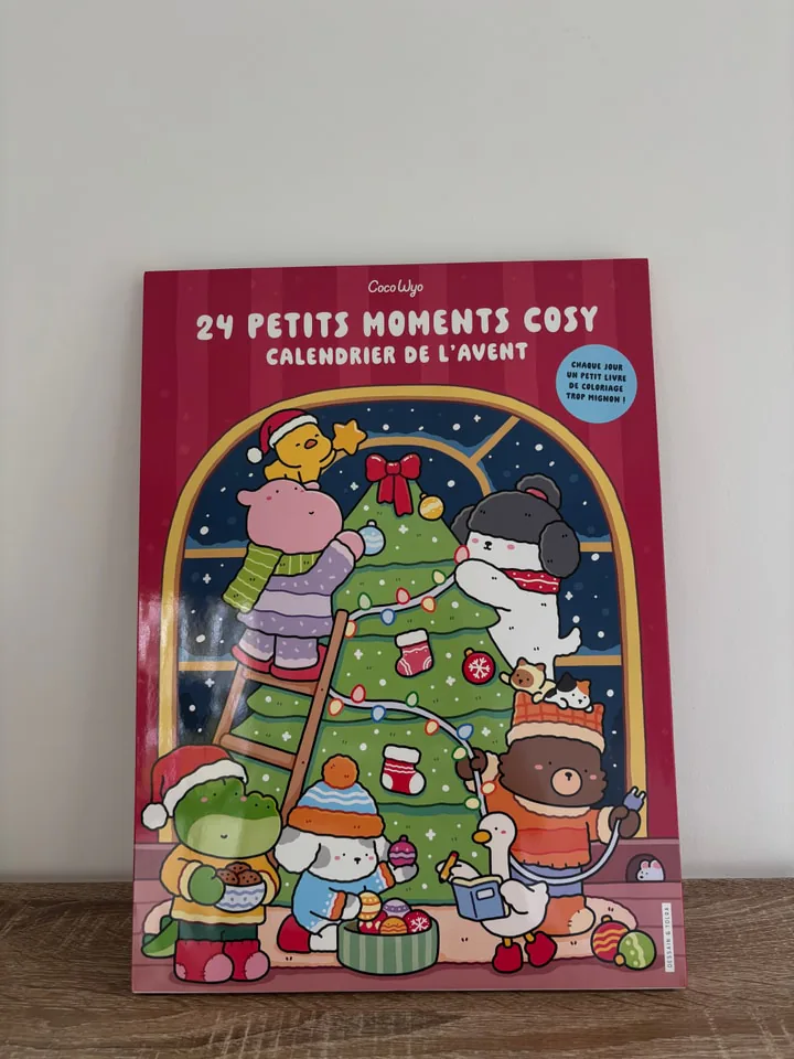 Red cover of the French Coco Wyo 24 petits moments cosy advent calendar, with animals around a Christmas tree