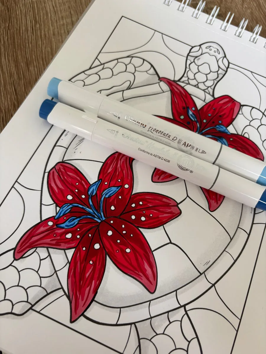 Détails bleus et petits points ajoutés aux fleurs rouges avec les feutres Ohuhu